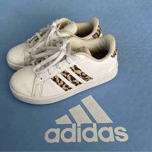 Kids EUC animal stripe adidas 12